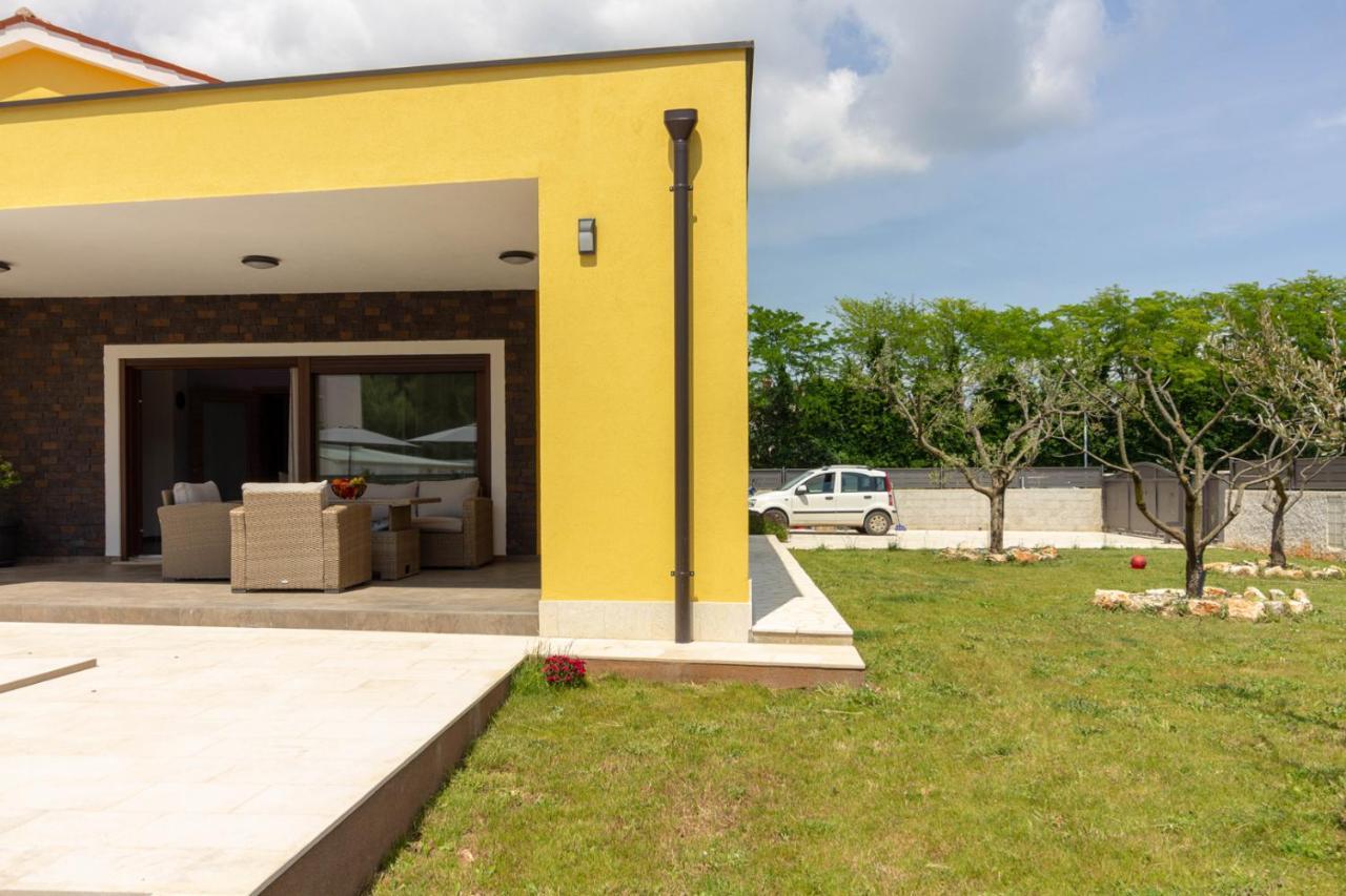Modern Villa Eve In Medulin With Pool Near The Beach Εξωτερικό φωτογραφία