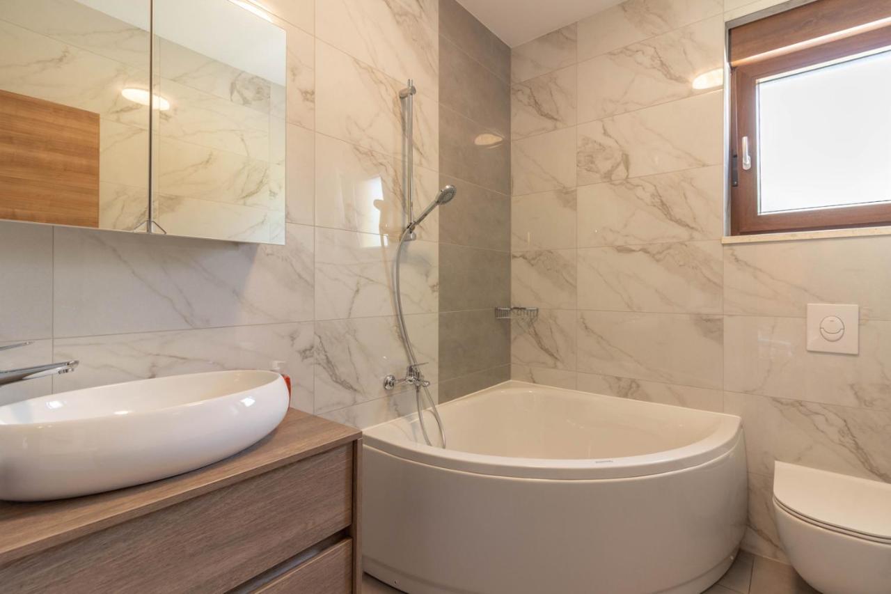 Modern Villa Eve In Medulin With Pool Near The Beach Εξωτερικό φωτογραφία